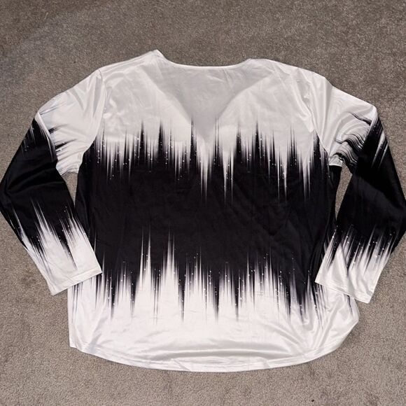 Plus Size Abstract print Top! - Picture 3 of 10